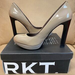 Mrkt Taupe/Black Heels Sz 9